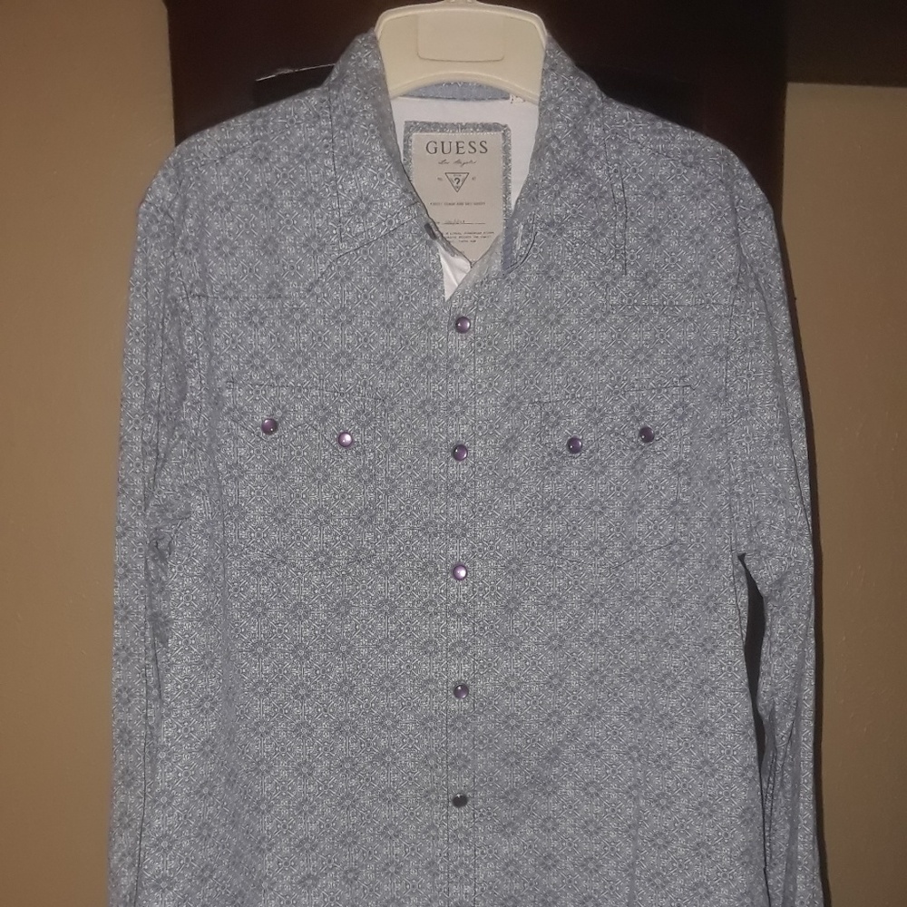 GUESS MEN'S SIZE MEDIUM LONG SLEEVE BUTTON SHIRT